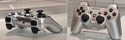 جهاز تحكم Sixaxis في يد المستخدم