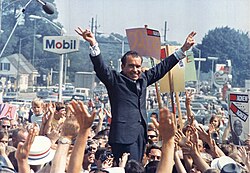 نيكسون وسط حشد من المؤيدين