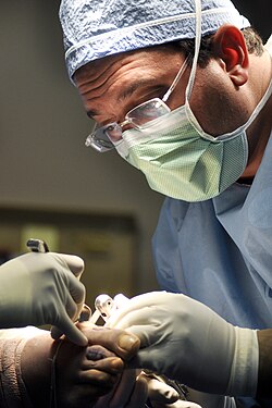 طب القدم: الدليل الشامل لتشخيص وعلاج أمراض القدم والكاحل