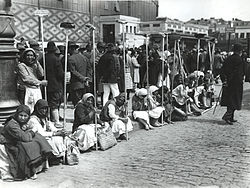 تطبيق طلاء الجير على الجدران