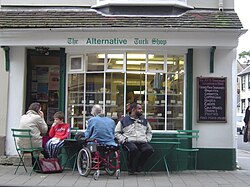لافتة متجر تحمل اسم The Tuck Shop