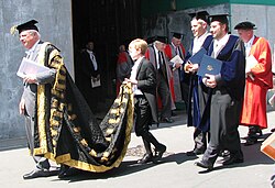 من هو المستشار الجامعي؟ دور ومسؤوليات رئيس الجامعة